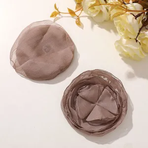 Gros-plan d'accessoires de fleurs de roses en dentelle et mesh marron pour épingles DIY.