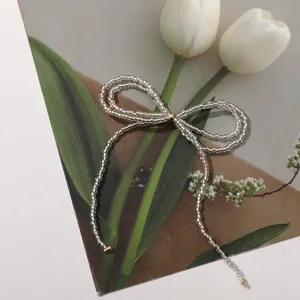 Handgemachte klare Glasperlen Schleife Accessoire für DIY Schmuckherstellung und elegantes Haarstyling.
