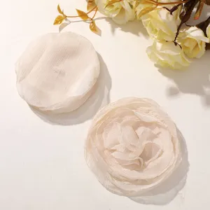 Accessoires de fleurs de roses en dentelle de maille beige faits à la main pour le bricolage.