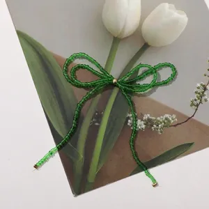Grünes Glasperlen Schleife Detailaufnahme, ideal für DIY handgemachte Haarschmuck Ohrringe.