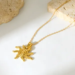 Close-up weergave van de gouden zonnerand ketting tegen een gestructureerde stenen achtergrond.