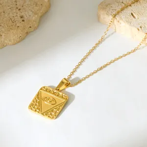 Vergulde vierkante ketting met mystiek ooghanger gepresenteerd op een schone witte achtergrond.