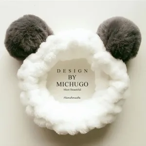 Bandeau en peluche mignon avec pompons duveteux pour le nettoyage du visage et le maquillage.
