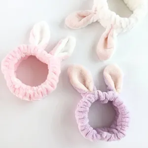 Detail de bandeau oreilles de lapin doux, tissu pelucheux pour maquillage et visage.