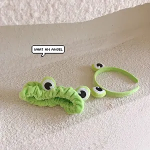 Diadema de felpa de rana verde bonita detalle con tela suave y ojos 3D para maquillaje.