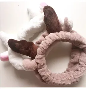 Vista dettagliata di una fascia per capelli in morbido peluche con orecchie per il trucco quotidiano.