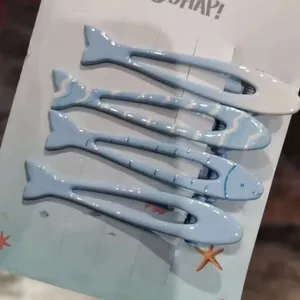 Mollette per Capelli da Piccolo Pesce Dolci e Fresche Carine Clip Laterali in Vernice da Forno in Metallo Blu Latte Accessori per Capelli per Donne e Ragazze