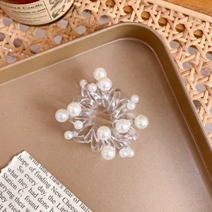 Elastico per capelli trasparente a spirale con perle, accessorio elegante e molto grazioso.