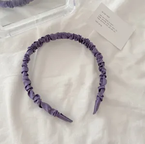 Purpurfarbenes Satin Plissee Haargriff, süßes Haarband für Damen und Mädchen im Alltag.