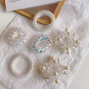 Elastici per capelli a spirale trasparenti e perle, design minimalista ed elegante.