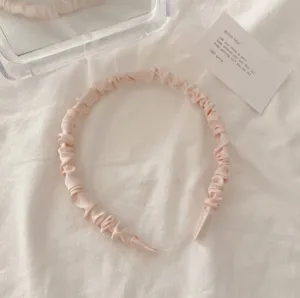 Süßes rosa Satin Plissee Haarband für Damen, stilvolles schattiges Haaraccessoire für Alltag.