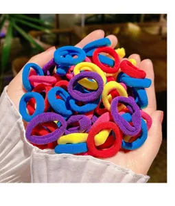 Detail van kleurrijke haarelastiekjes van zachte stof met hoge elasticiteit voor kids.