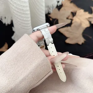Primo piano del cinturino Apple Watch in metallo e pelle beige, elegante accessorio donna.