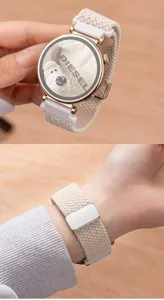 Primo piano dettagliato del cinturino per orologio in nylon beige con chiusura metallica.