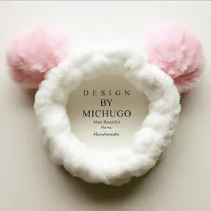 Bandeau de maquillage en peluche douce avec pompons rose pour le lavage du visage, spa.