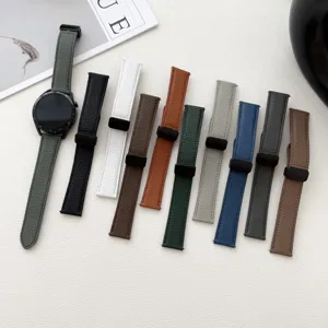 Vista dettagliata di vari cinturini per orologi in pelle con chiusure magnetiche.