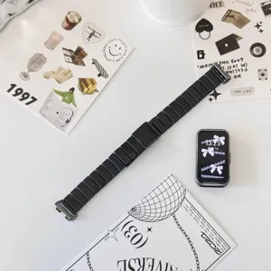 Vista dettaglio cinturino in acciaio inossidabile, finitura metallo nero, elegante e resistente.