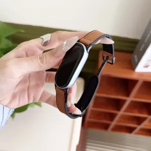 Detailansicht des braunen Leder-Silikon-Ersatzarmbands für Smartwatches mit Magnetverschluss.