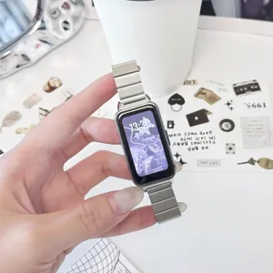 Cinturino per orologio in metallo acciaio inox dettaglio, compatibile smartband, elegante.