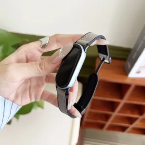 Detailansicht des Silikon-Leder-Magnetarmbands, kompatibel mit Fitness-Tracker-Modellen.