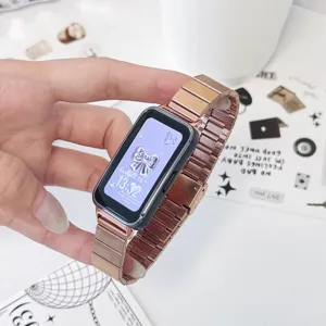 Primo piano del cinturino di ricambio in acciaio inossidabile per smartwatch, oro rosa elegante.