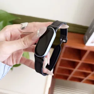 Detaillierte Ansicht des schwarzen Silikon Magnetarmbands mit Lederstruktur, perfekte Passform.