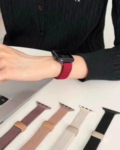 Vista dettagliata del cinturino per orologio magnetico in tessuto di nylon multicolore.
