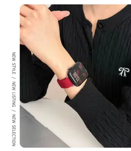 Dettaglio del cinturino per orologio in nylon intrecciato, fascia elastica rossa.