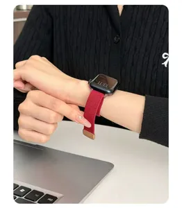 Vista di dettaglio in primo piano del cinturino per orologio in nylon rosso con fibbia magnetica.