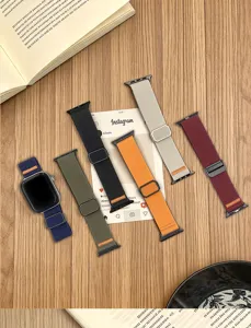 Vista dettagliata di cinturini elastici intrecciati in nylon con fibbia per smartwatch compatibili.