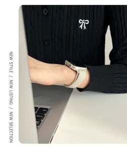 Primo piano dettagliato di un elegante cinturino per orologio in nylon beige al polso.