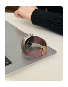 Vista dettagliata del cinturino per orologio in nylon intrecciato con chiusura magnetica.