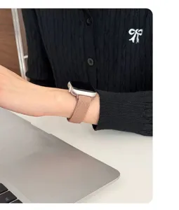 Primo piano dettagliato del cinturino in nylon intrecciato elastico al polso.