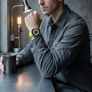 Cinturino di ricambio in silicone per smartwatch, design alpino verde brillante e resistente.
