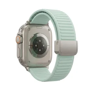 Cinturino per orologio magnetico in silicone e cassa smartwatch con texture di montagna.
