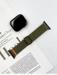 Dettaglio cinturino orologio magnetico elastico in nylon, trama tessuta, fibbia primo piano.