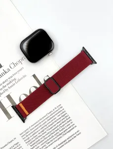 Vista dettagliata del cinturino per orologio in nylon elastico intrecciato con connettori.
