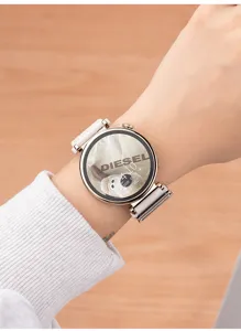 Primo piano del cinturino per orologio in nylon tessuto elastico con fibbia magnetica.