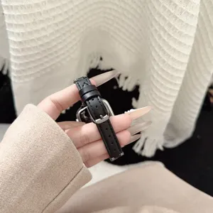 Cinturino di ricambio in pelle nera sottile per Apple Watch con fibbia in metallo.