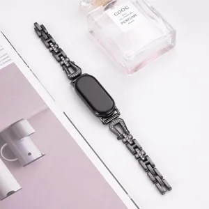 Vue détaillée du bracelet de montre connectée en métal noir strass accessoire élégant