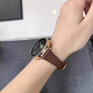 Elegante cinturino per orologio in pelle per smartwatch, sottile cinturino marrone al polso.