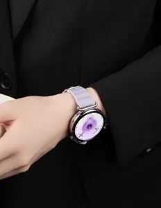 Ανλλακτικό μωβ λουράκι σιλικόνης smart watch λεπτομέρεια με μεταλλική αγκράφα.