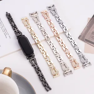 Détail du bracelet de montre en métal et strass au design élégant et raffiné.