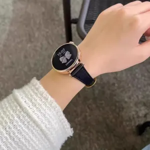 Cinturino per orologio in pelle sottile con fibbia a ferro di cavallo, elegante vista polso.