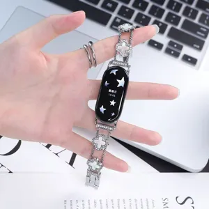 Primo piano del cinturino per smartwatch in metallo trifoglio madreperla con dettagli raffinati.