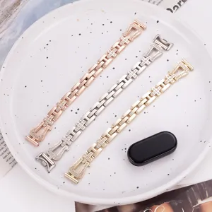 Bracelet de montre en metal et strass de rechange pour bracelet connecte, design chic.