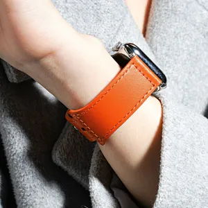 Bracelet de montre en cuir orange compatible avec Apple Watch, style rétro élégant.