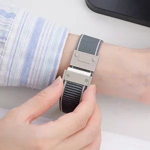 Cinturino per orologio in nylon grigio intrecciato per Apple Watch con fibbia magnetica sicura.