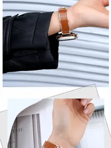 Nahaufnahme Detail des stilvollen braunen Leder- und Metallarmbands für Smartwatches.