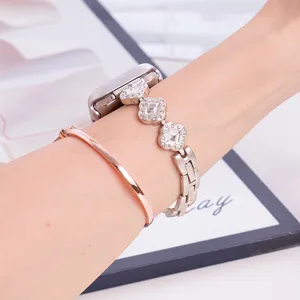Gedetailleerde close-up van een schitterend metalen horlogebandje met strass-steentjes en armband.